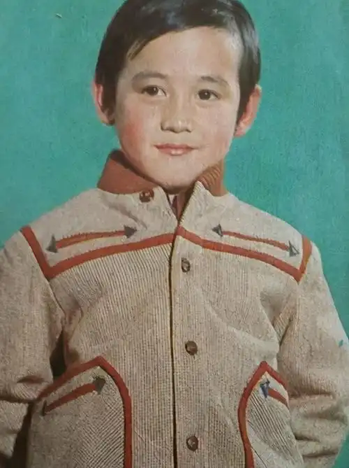 随后又有网友,晒出小孩子的照片,和陆毅小时候有点像.