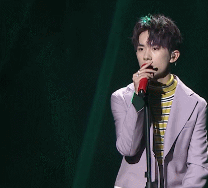 易烊千玺唱歌帅气阳光gif动图_动态图_表情包下载_soogif