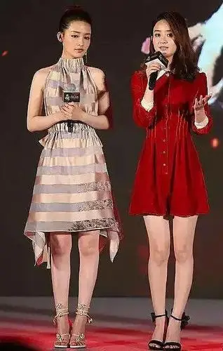 虽然赵丽颖的官方身高是165cm,但坊间不是一直传言赵丽颖155吗.