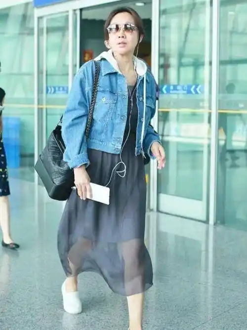 原创原创49岁闫妮近照曝光皮肤透亮无皱纹满满少女感