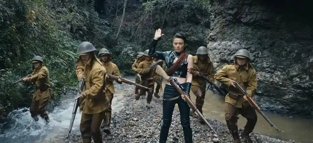 而日本女枪手的装扮也完全是现代风,洗剪吹的发型,还穿着一身黑色紧身