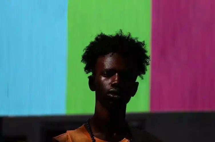 黑人朋友想拍照怎么办?