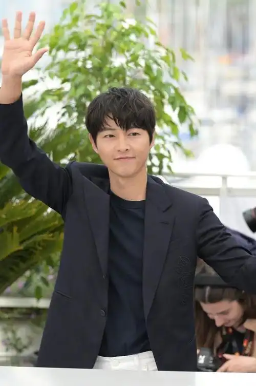 宋仲基戛纳首亮相太帅啦穿黑色西装好显嫩重回颜值巅峰时期