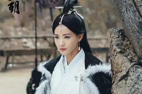 原创李一桐开始霸屏合作邓伦李现罗晋海棠经雨胭脂透率先开播