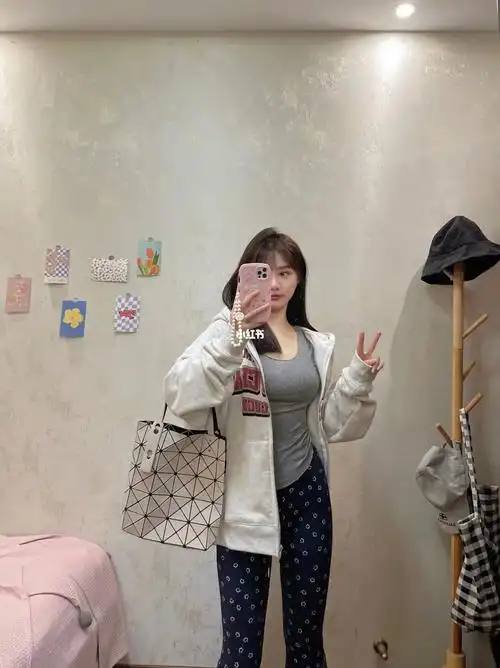 而且也很保暖哦,最近穿搭率有点高对象也可以穿这件外套!