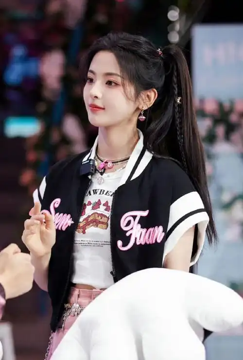 沾着西瓜籽还挺可爱的~不过祥云仙子要变西瓜仙子了#杨超越祥云仙子变