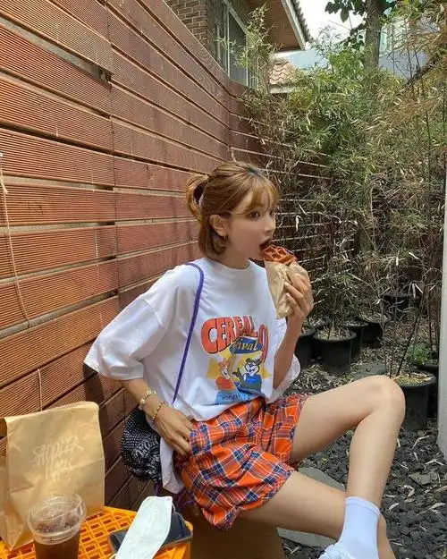 女生只穿三个创可贴女的只穿三个创可贴