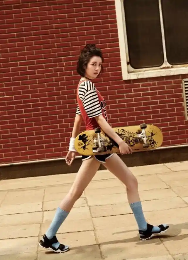 李溪芮的大长腿羡慕不来?我们可以学习她的穿搭,简约又潮流好看