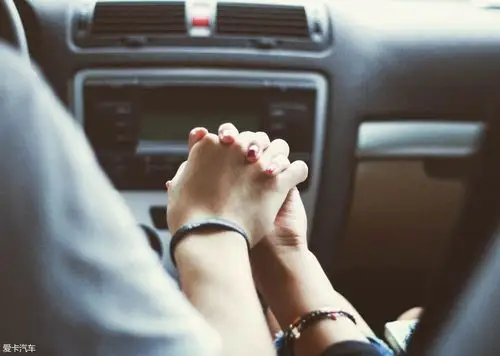 车内经典牵手