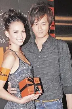 郑元畅人气赢郭品超 数十fans冒死挤爆马路