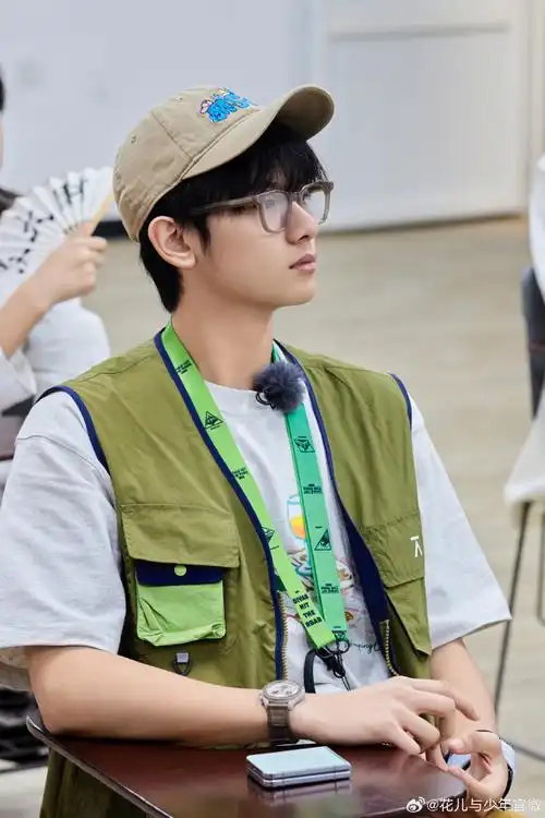 【#花儿与少年#游学剧照】有一种冷静,是@演员胡先煦的"this is北京!