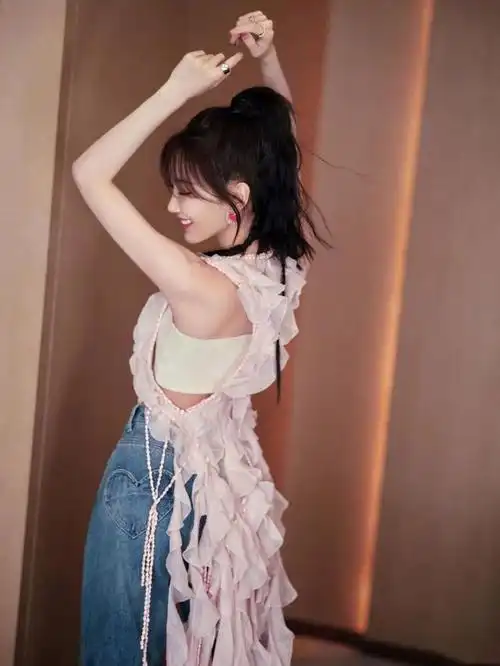 毛晓彤,甜粉系的半熟女孩.