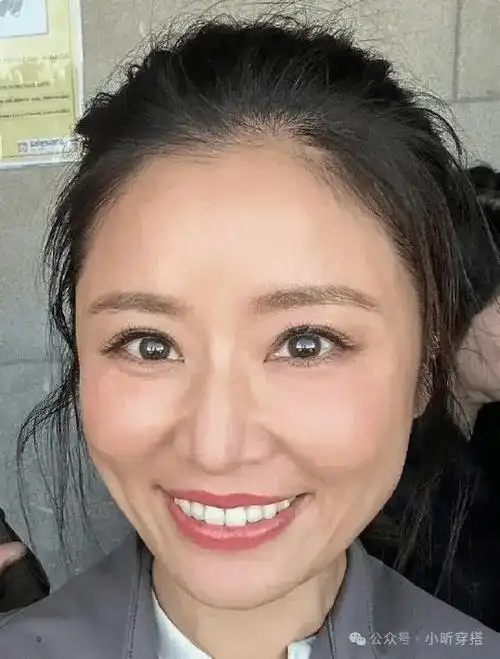 照片中的林心如基本上算是素颜出镜,基本上看不见脸上有太多粉饰的