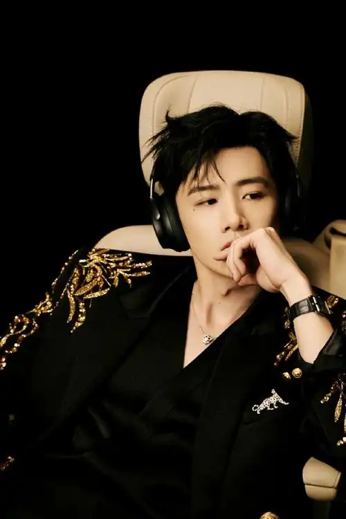 白敬亭超话#微博之夜#    『@白敬亭突然想起来一件很重要的事』