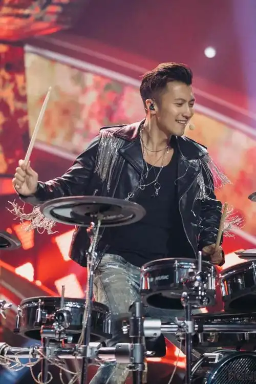 万万没想到想看谢霆锋演唱会的愿望竟然在中国好声音实现了