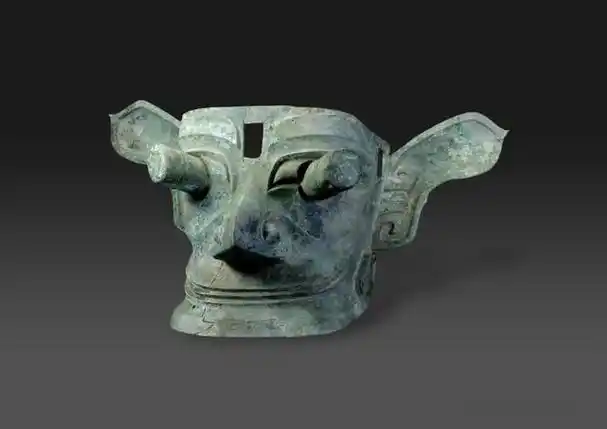 在三星堆博物馆,有一件青铜纵目大面具,它长这样.