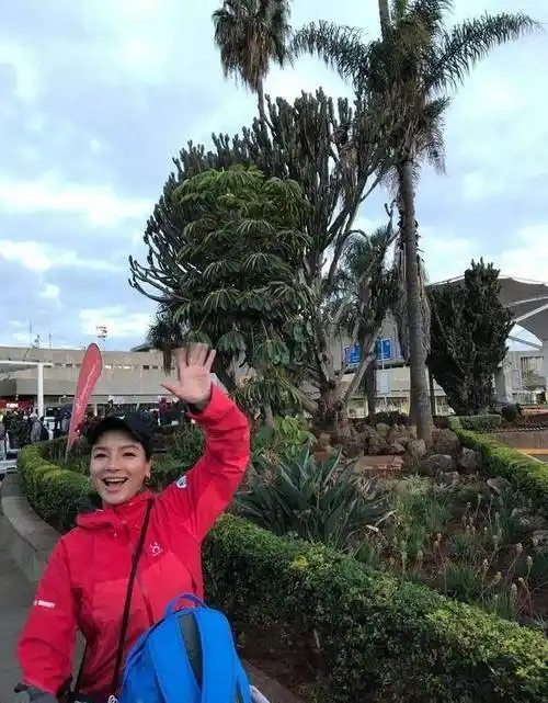 超女冠军江映蓉近照,皮肤黝黑嘴巴性感,两张素颜照像换了个人?