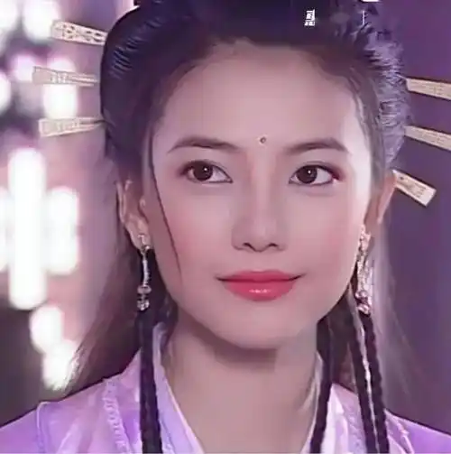 这也是高圆圆第一次挑战古装武侠剧,造型一出,周芷若仿佛就在眼前.