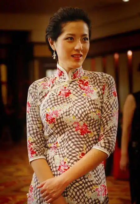 曾黎不愧是气质女神,穿旗袍配波波头清纯文艺,44岁美成小姐姐_时尚