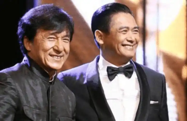 周润发为什么不和成龙合作拍戏?一句话说出原因:他爱出风头