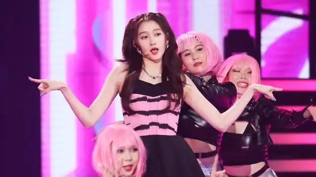 关晓彤双马尾俏皮唱跳《粉红色的回忆》可可爱爱