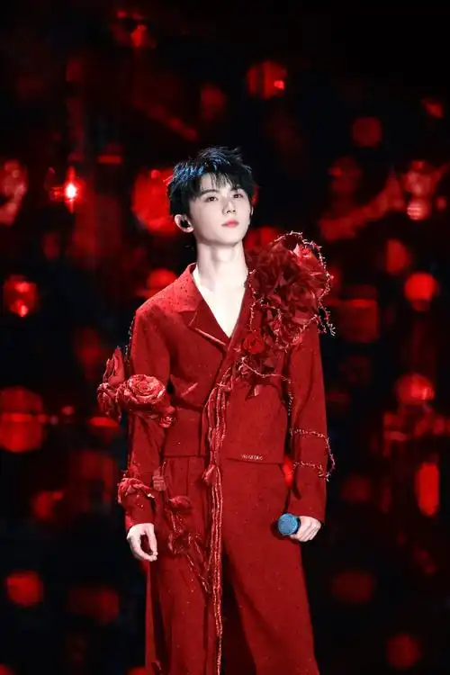 马嘉祺风花雪月饭拍#马嘉祺演唱会舞台这组红衣造型好惊艳,从歌傻到