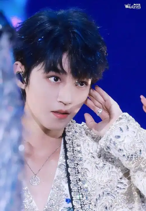 内娱明星神仙发色#必须有王俊凯神仙蓝发妥妥的蓝发王子照进现实!