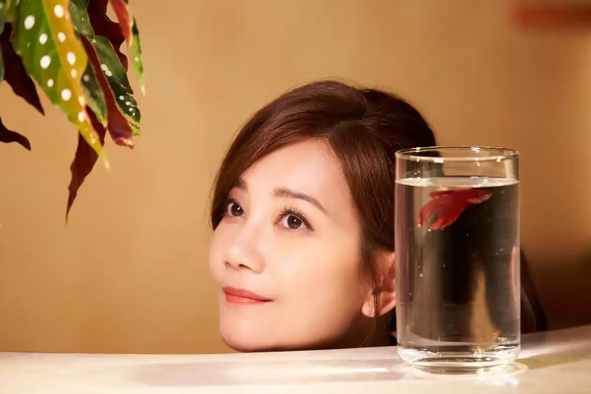 梁静茹如爱所愿mv玩穿越重返17岁毫无违和感