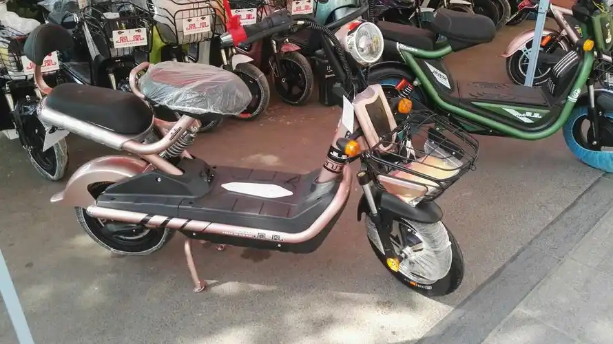 2,活动期间凡在我店购买电动车的顾客参与砸金蛋活动,100%中奖!