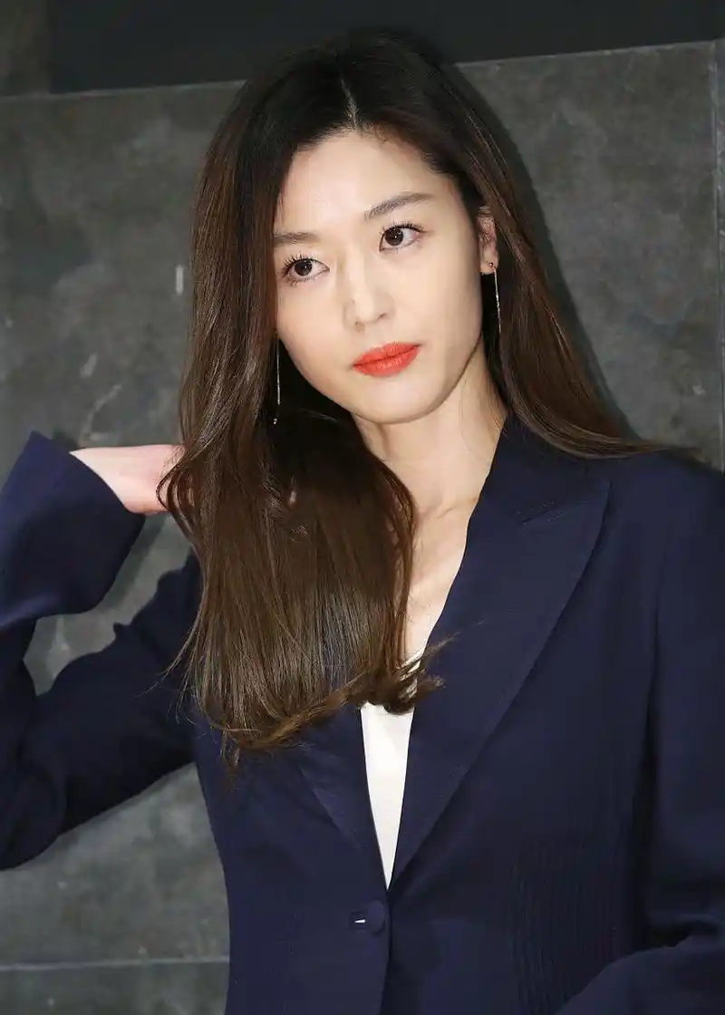 全智贤# 全智贤,这位被誉为韩国影视圈的传奇人物,以其出色的演己和