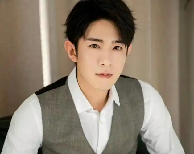 大瓜曝演员季肖冰隐婚当爸女友孕肚明显疑似快生了