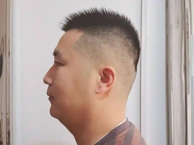 最火夏日发型推荐,越来越多男士选择周边铲,你剪对了吗_寸头_头顶