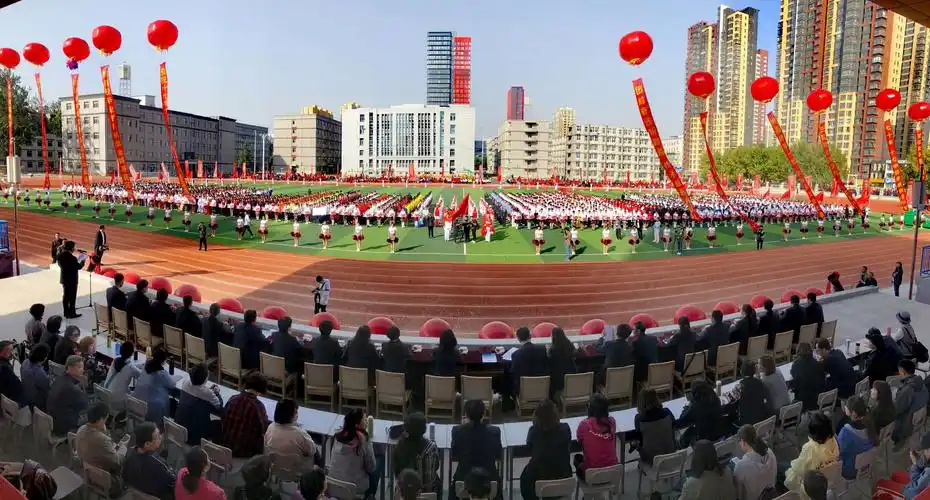 在喜获丰收的金秋时节,5000多名师生齐聚新校操场,石家庄市第十七中学