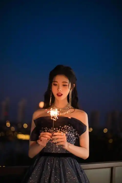 被鞠婧祎迷住了穿深蓝色的星空抹胸裙玩烟花挡不住的明星范