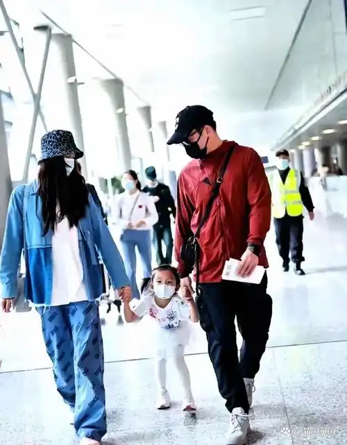 郑恺和苗苗是通过拍戏认识,不得不感叹缘分的奇 妙,两人很快相恋,又