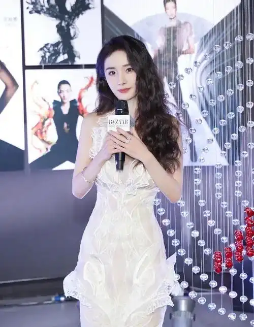 杨幂一袭高定礼服, 镂空蕾丝薄纱,搭配卷发造型,楚楚动人!__财经头条