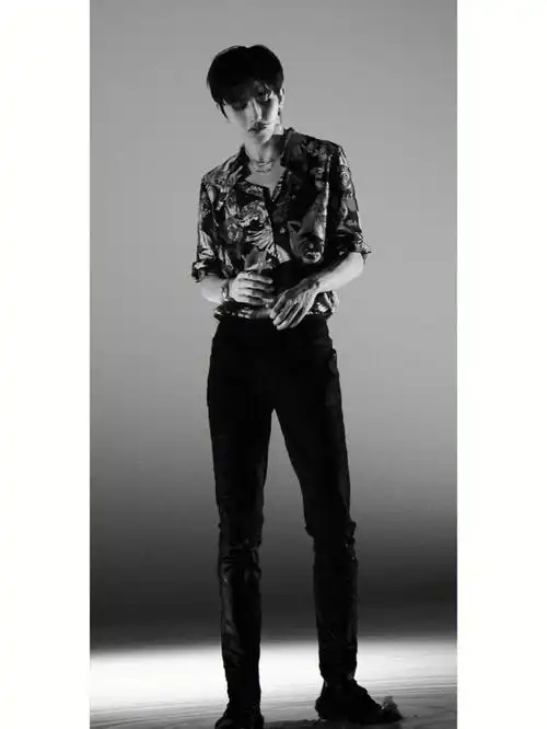 谁还没看过蔡徐坤的腿吗