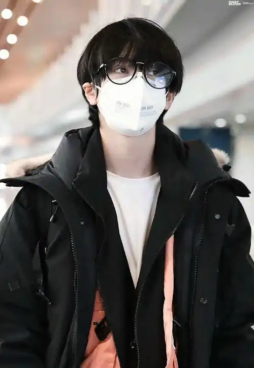 这是严浩翔啊,我没见过戴眼镜的严浩翔啊!