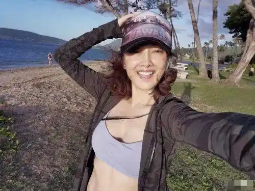 46岁牛莉健身成功紧身上衣裹不住好身材皮肤白嫩细腻气质佳