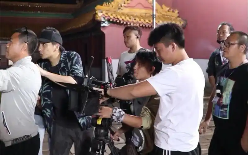 【片场花絮】《通灵妃》男女主惨到当"门神","穷苦剧组"还我爱豆温暖!