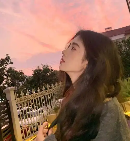 鞠婧祎露肩毛衣