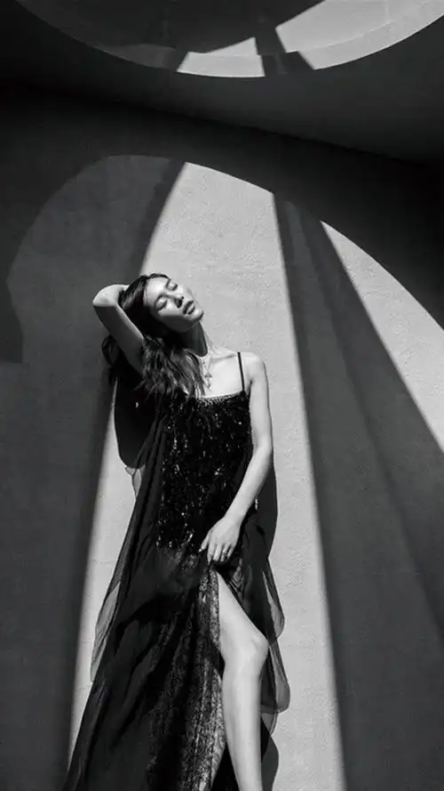 超模刘雯黑白个性写真