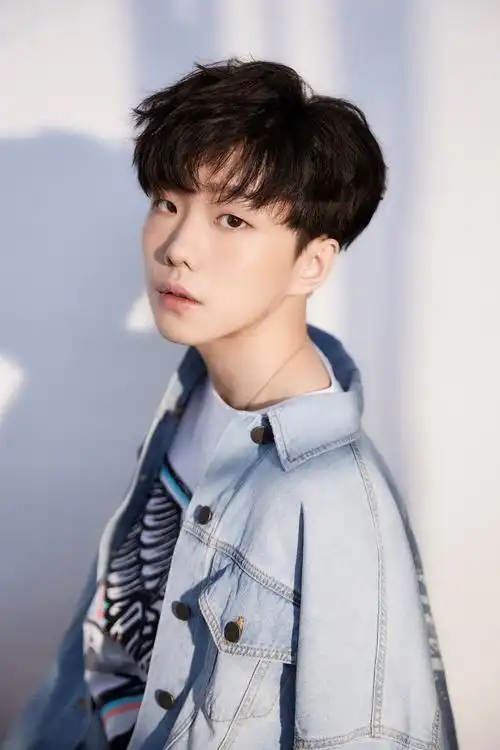 夏小夏夏了个天呐,全网900w粉丝,翻唱歌曲《单恋一枝花》火遍全网