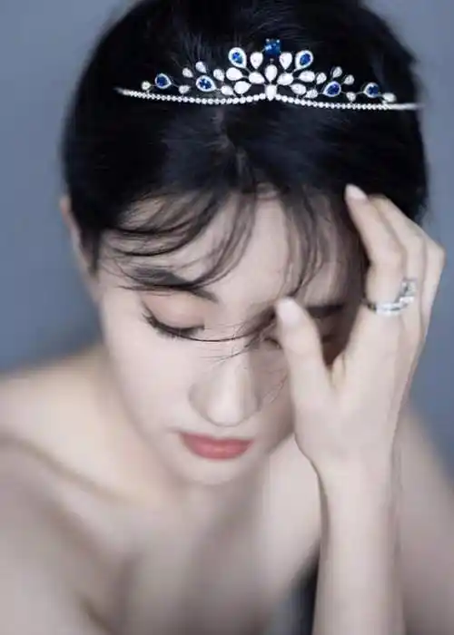 原创刘亦菲最新写真瘦成纸片人!头戴1113万皇冠惊艳全网,天鹅颈太优越