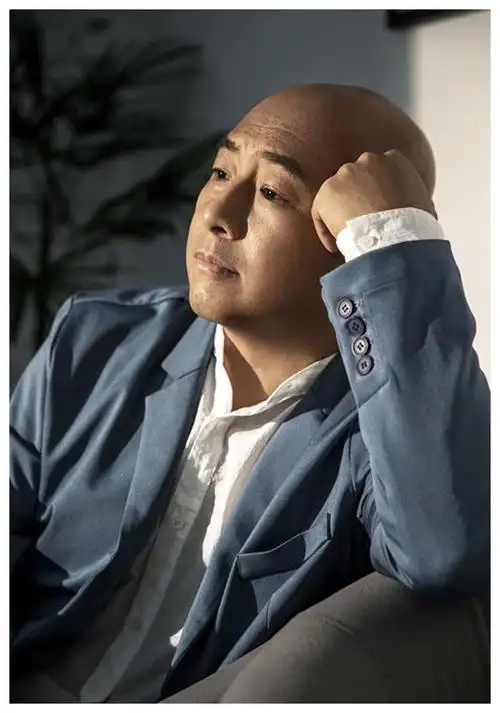 周晓鸥曝全新写真绅士造型尽显深沉魅力