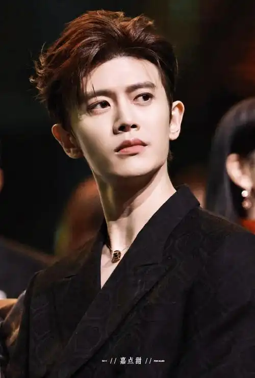 任嘉伦港风造型