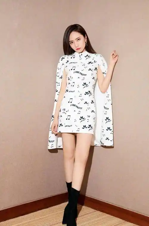 没想到唱《我很快乐》的刘惜君是个腿精,穿连衣裙配高跟鞋,腿细得让人