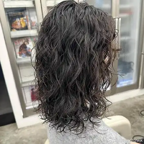 女人头发少,发型就选全头烫,蓬松时尚,尽显洋气风范|发型|烫发|头发