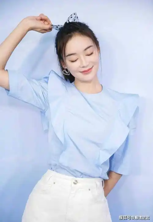 袁姗姗气质很温柔,简约风穿搭时尚减龄,看不出是33岁的小姐姐_衣服