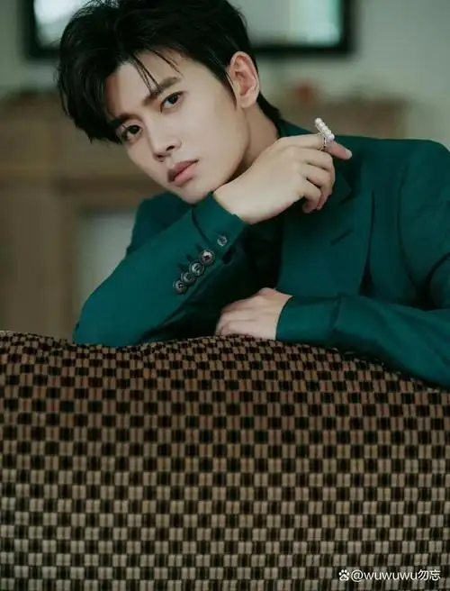 7月27日任嘉伦身着孔雀绿西装亮相上海恒隆广场,参加 tasaki 线下活动